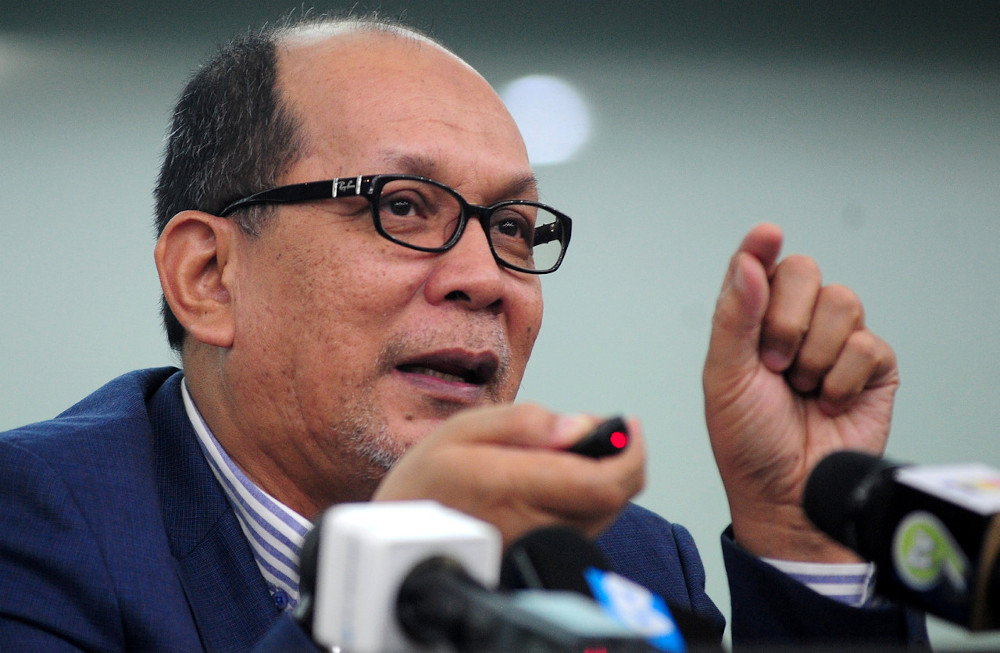 Selangor Infrastructure and Public Facilities, Modernisation of Agriculture and Agro-based Industry Committee chairman Izham Hashim speaking to the media in Shah Alam, November 26, 2020. u00e2u20acu201d Bernama pic 