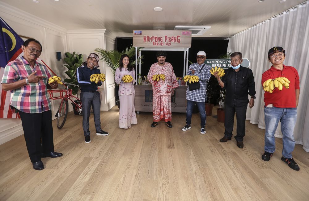 (From left) Actor, Dewa Sapri and Nasrizal Ngasri, Astro Shaw and Nusantara Head, Raja Jastina Raja Arshad, director, Mamat Khalid, actor, Kazar Saisi, FDAM President, Ahmad Ibrhahim and actor and producer, Aziz M.Osman. u00e2u20acu201d Picture courtesy of Astro Mala