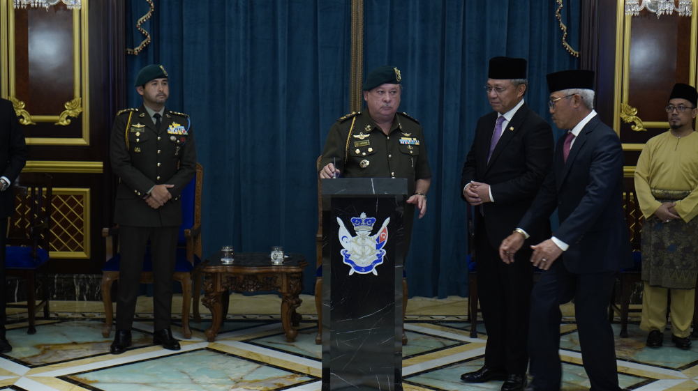 The virtual ground-breaking ceremony was officiated by Johor’s Sultan Ibrahim Iskandar and crown prince Tunku Ismail (left), witnessed by Mentri Besar Datuk Hasni Mohammad and State Secretary Datuk Azmi Rohan from Istana Bukit Serene November 22, 2020. — Picture courtesy of MRT Corp