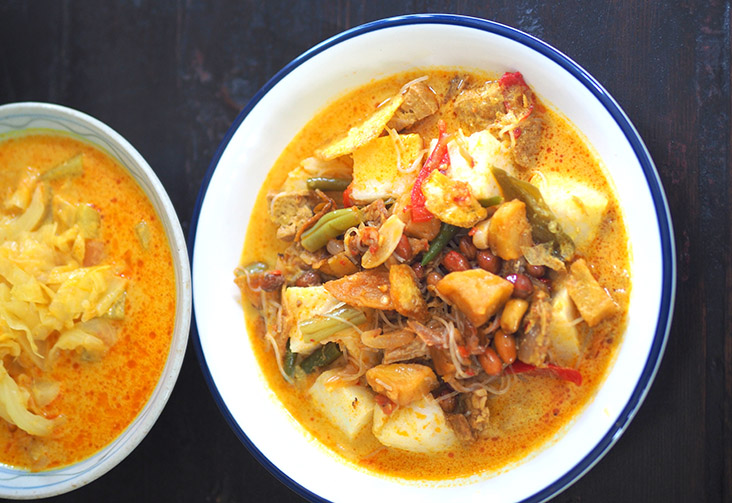 Their 'lontong sayur' Medan is tasty with a slight burst of spiciness from the hidden sliced chillies