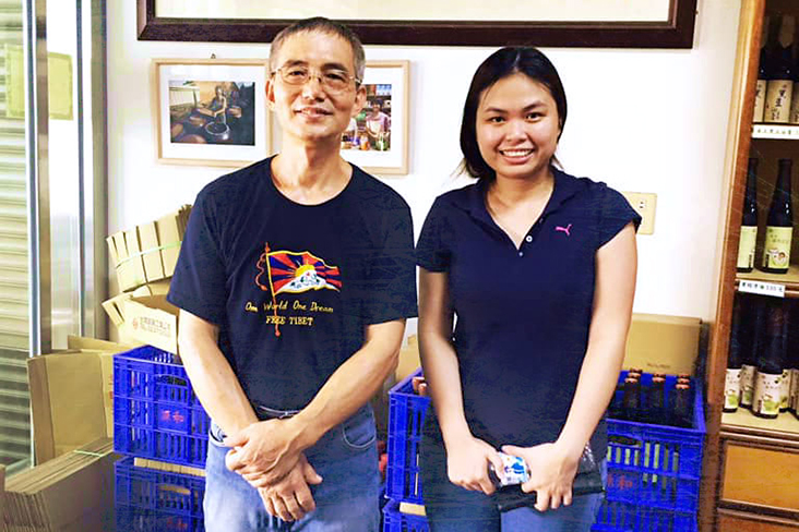 Chia (right) visited Taiwanese soy sauce producer Uncle Chen (left), to learn more about black bean soy sauce.