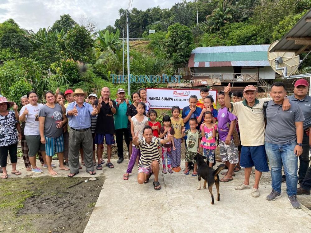 The Nanga Sumpa community poses for a photo after successfully receiving internet connectivity. u00e2u20acu201d Picture via Borneo Post