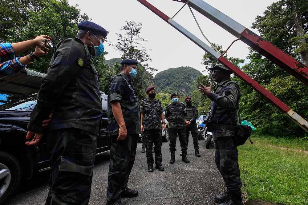 Inspector-General of Police Tan Sri Abdul Hamid Bador meeting PGA personnel as he arrived at Taman Radzi PGA Post in Padang Besar, Perlis November, 24, 2020. u00e2u20acu201d Picture by Sayuti Zainudin