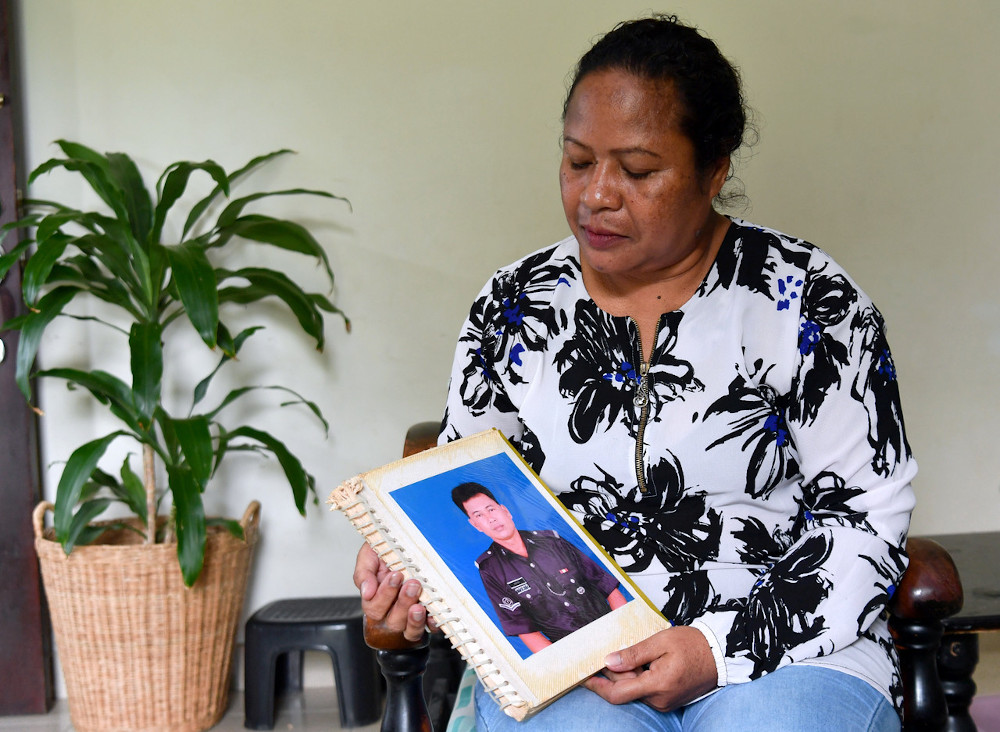 The widow of the late Corporal Baharuddin Ramli, Relow Ko, 48, holds a picture of her late husband at the Battalion 3 housing complex, General Operations Force (PGA) in Bidor, November 24, 2020. u00e2u20acu201d Bernama pic 