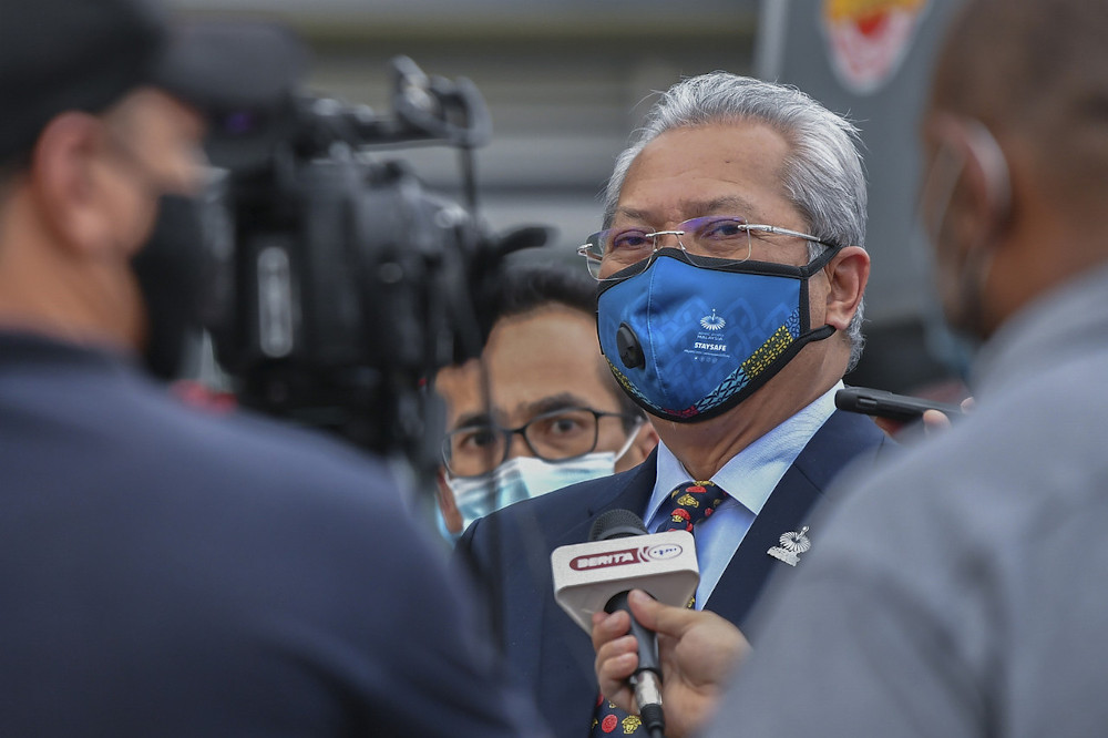 Federal Territories Minister Tan Sri Annuar Musa after presenting business licences to Putrajaya youth entrepreneurs in Putrajaya, November 20, 2020. u00e2u20acu201d Bernama pic 
