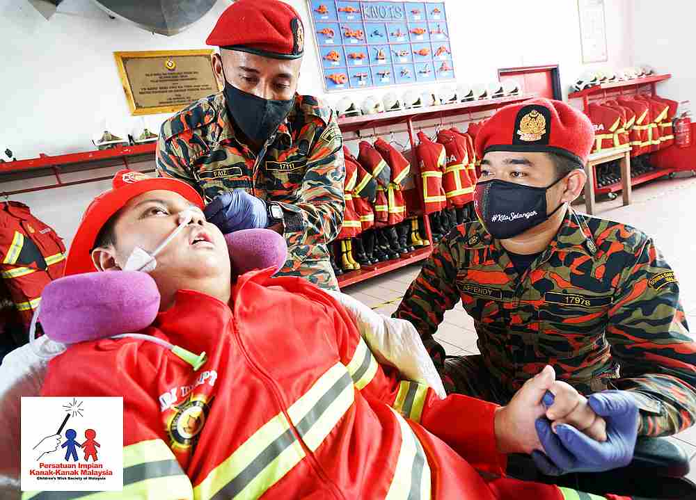 Cancer-stricken Arsyad Ruzin became a firefighter for a day and put out a fire with the help of the firefighters from the Subang Jaya Fire Station. u00e2u20acu201d Picture courtesy of Childrenu00e2u20acu2122s Wish Society of Malaysian