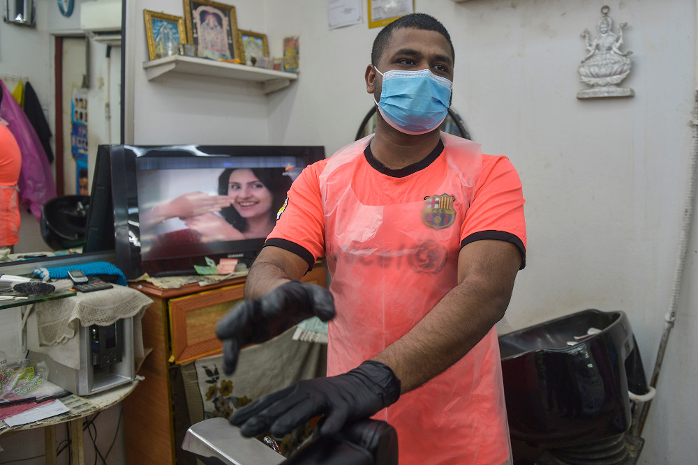 Barber Vick speaks to Malay Mail during an interview in Kuala Lumpur November 20, 2020. u00e2u20acu201d Picture by Miera Zulyana  