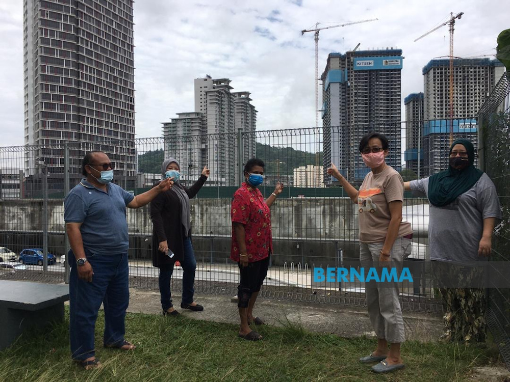 Taman Bukit Cheras Apartments residents point to the rock blasting work at a condominium construction site just 300m away. u00e2u20acu201d Picture via Twitter/Bernama