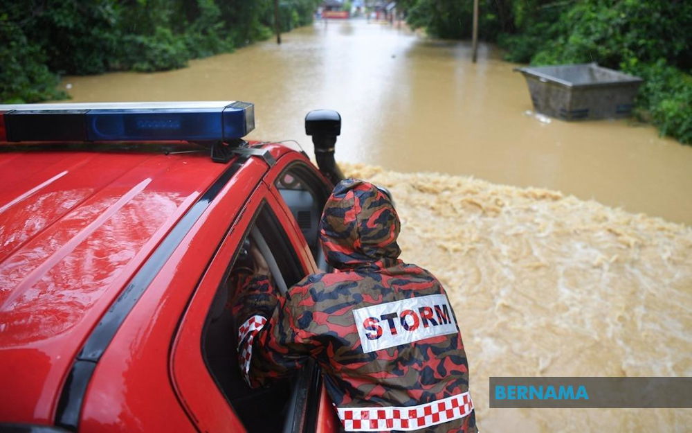 The flood situation in Terengganu and Perak has been reported to be improving as several relief centres were closed this evening. u00e2u20acu201d Picture via Twitter/Bernama