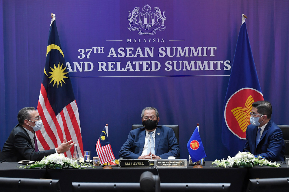 Prime Minister Tan Sri Muhyiddin Yassin (centre) having discussion with Datuk Seri Hishammuddin Hussein and Minister Datuk Seri Mohamed Azmin Ali before the 37th Asean Summit and Related Summits November 15, 2020. u00e2u20acu201d Bernama pic