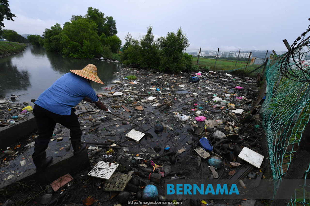 The Johor Department of Environment received 140 complaints on river pollution from January to October this year, said state Health and Environment Committee chairman R. Vidyanathan. u00e2u20acu201d Picture via Twitter/Bernama
