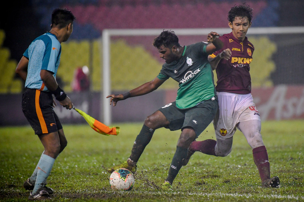 Melaka Unitedu00e2u20acu2122s Deevan Raj Siva Balan (centres) and Selangoru00e2u20acu2122s Ahmad Zikri Mohd Khalili (right) in action during the Malaysia Cup match at Stadium Hang Jebat Krubong, Melaka November 8, 2020. u00e2u20acu201d Bernama pic
