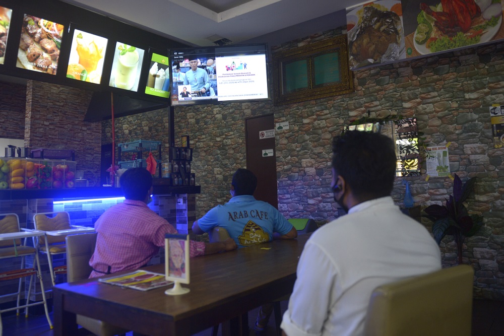 People watching the Budget 2021 live stream in Shah Alam November 6, 2020. u00e2u20acu2022 Picture by Miera Zulyana