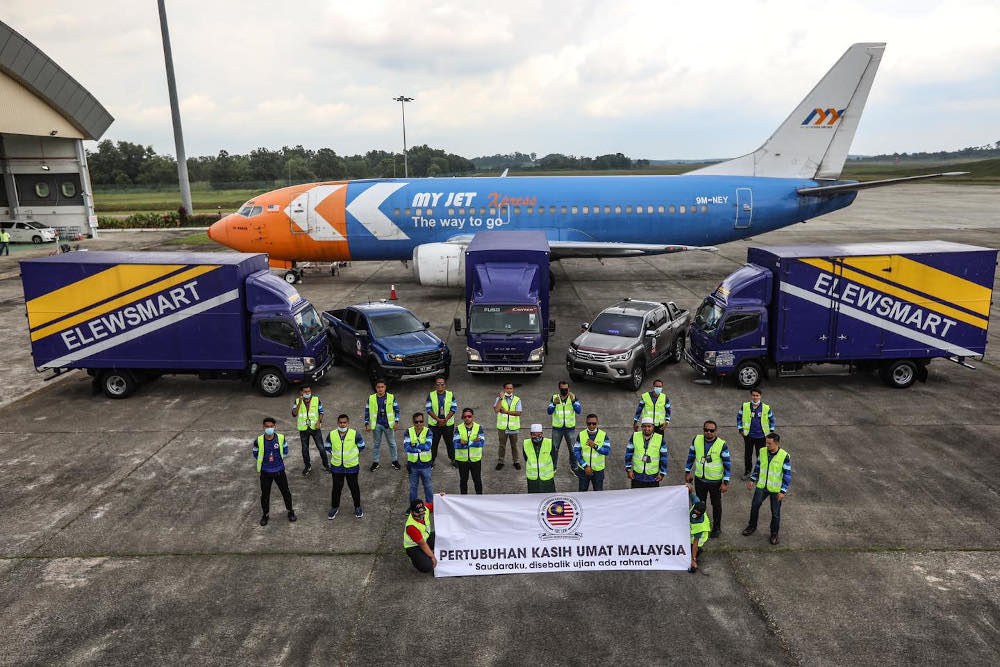 Popular preacher Ustaz Ebit Lew has sent 10 tonnes of basic food items via cargo airplane to aid Sabahan people. u00e2u20acu201d Picture courtesy of Facebook/ Ebit Lew