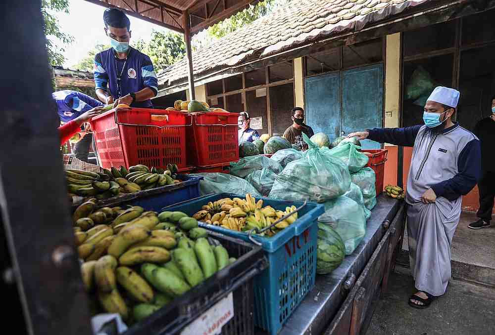 Ustaz Ebit Lew's assistance transcends species. He sent 200kg of beef and 500kg of vegetables and fruits to Zoo Negara. — Photo via Facebook/ Ebit Lew