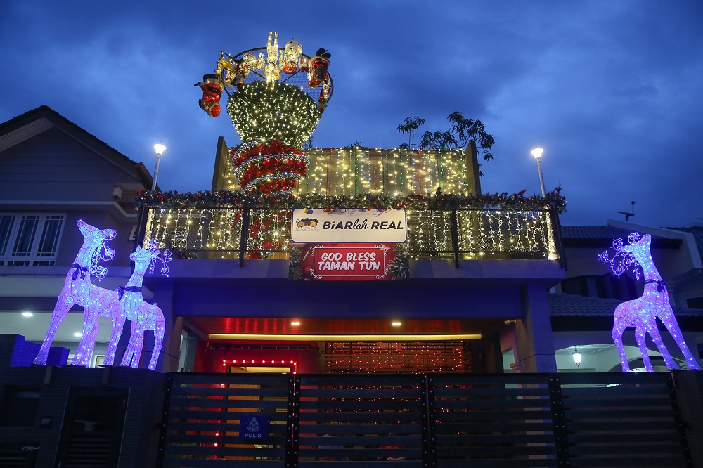 The upside-down Christmas tree symbolises the difficult 2020 hit by the Covid-19 pandemic. u00e2u20acu2022 Picture by Yusof Mat Isa