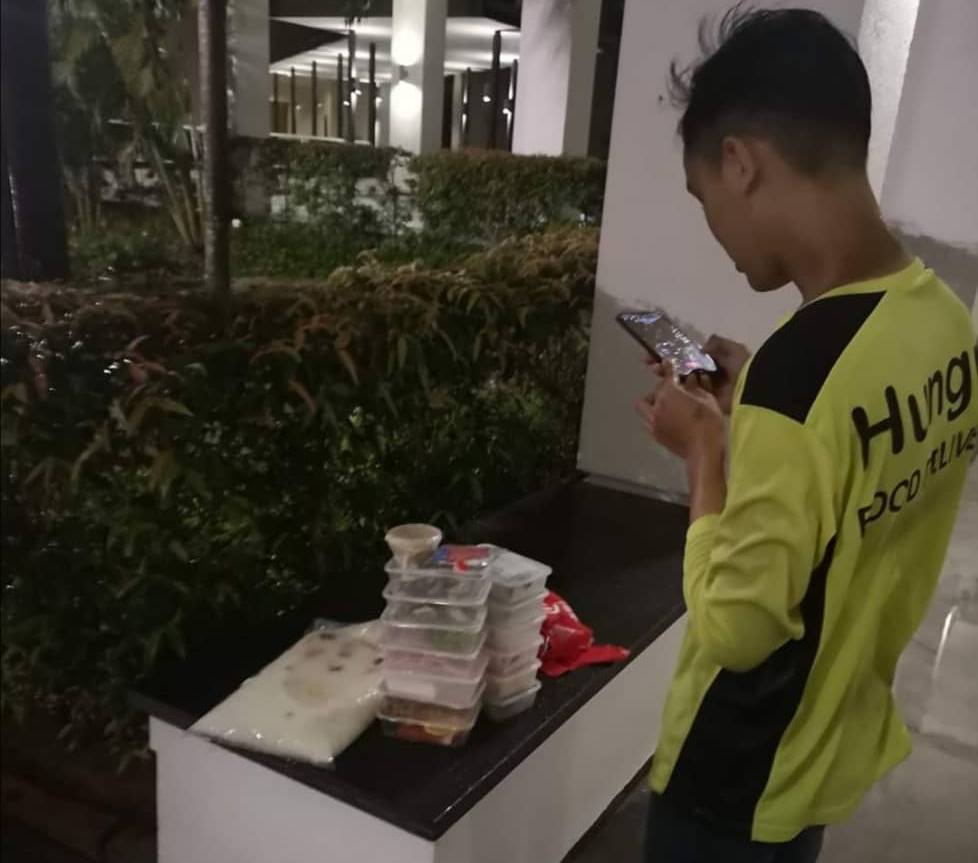 The food delivery rider checking on the food at before handing the order over to the customer. — Picture via Facebook/ Kian Kee Teh