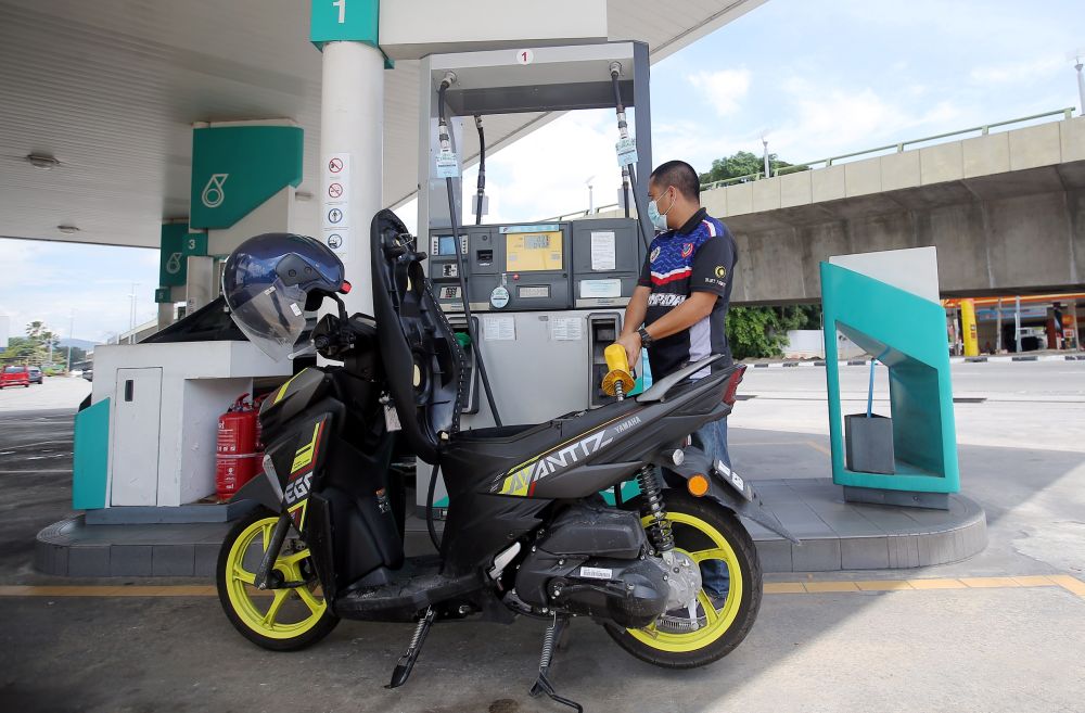 A man refuels his motorcycle at a Petronas petrol station in Ipoh November 2, 2020. u00e2u20acu201d Picture by Farhan Najib