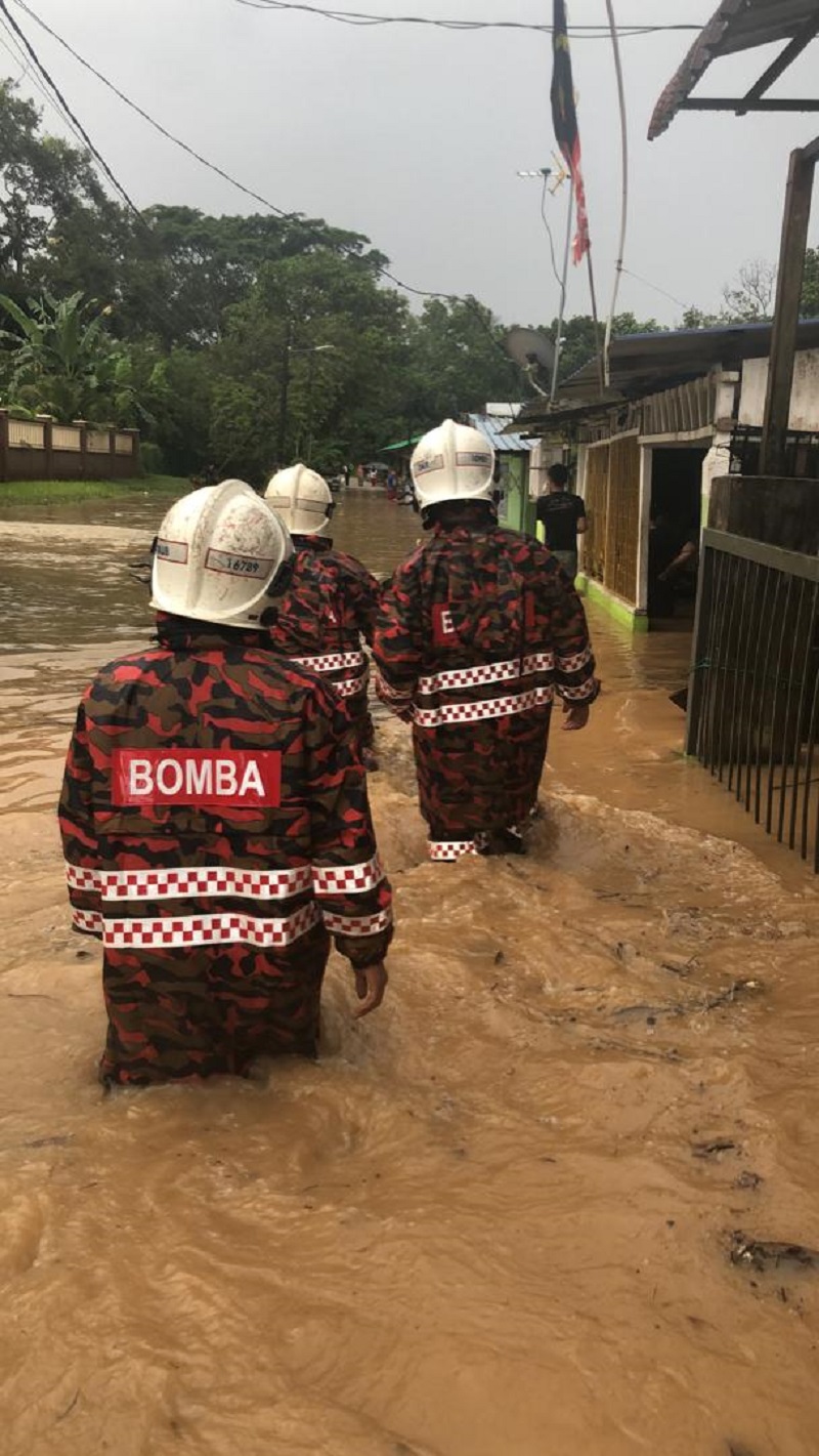 Flood waters were reported to be as high as one metre after a heavy afternoon downpour at Jalan Permatang Utama, Kampung Kempas Baru in Johor Baru today. — Picture courtesy of the Johor Fire and Rescue Department