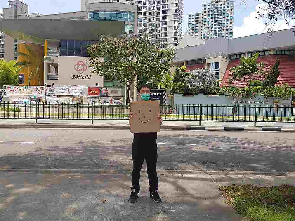 Back in April, @jolovanwham posted this photo of himself holding up a smiley face, in solidarity with two climate strikers. 