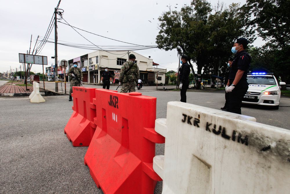 Police and Armed Forces personnel man a roadblock amid the enhanced movement control order in Kulim, Kedah November 27, 2020. u00e2u20acu2022 Picture by Sayuti Zainudin
