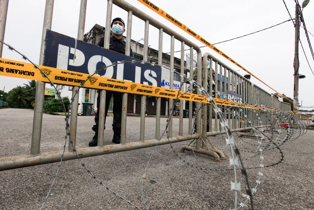 Police and Armed Forces personnel man a roadblock amid the enhanced movement control order in Kulim, Kedah November 27, 2020. u00e2u20acu2022 Picture by Sayuti Zainudin