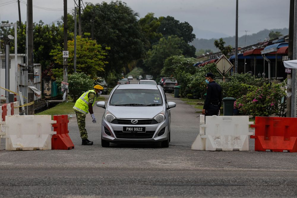 Police and Rela personnel man a roadblock amid the enhanced movement control order in Kulim, Kedah November 27, 2020. u00e2u20acu2022 Picture by Sayuti Zainudin