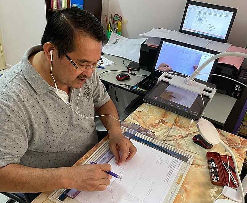 Wee's dad who has shown dedication and passion for his online lessons has received compliments online. — Picture via Facebook/WeeCherWei