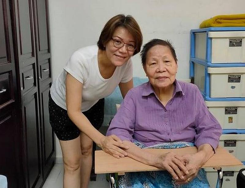 Lee Yee Lan (left) praises Malaysia’s healthcare system after her elderly mother is admitted to Hospital Melaka for emergency treatment. — Picture courtesy of Lee Yee Lan