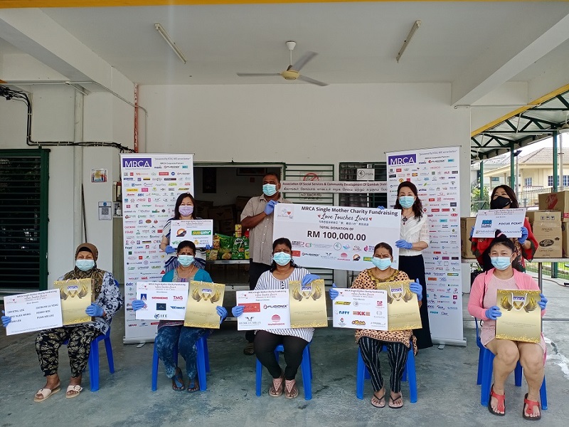 (Back row, from left) Valerie Choo, Henry Sandanam, MRCA president Shirley Tay and Datuk Winnie Lim with a group of single mothers from PSKP. u00e2u20acu2022 Picture courtesy of MRCA