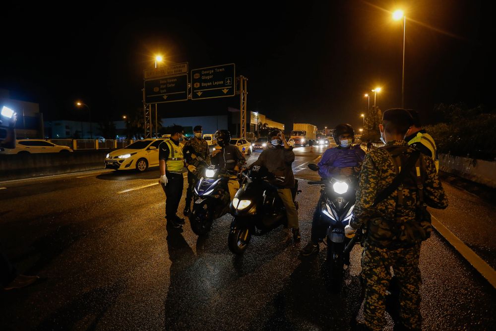 Police and Armed Forces personnel conduct checks on vehicles at a roadblock in Batu Maung, Penang November 6, 2020. u00e2u20acu201d Picture by Sayuti Zainudin