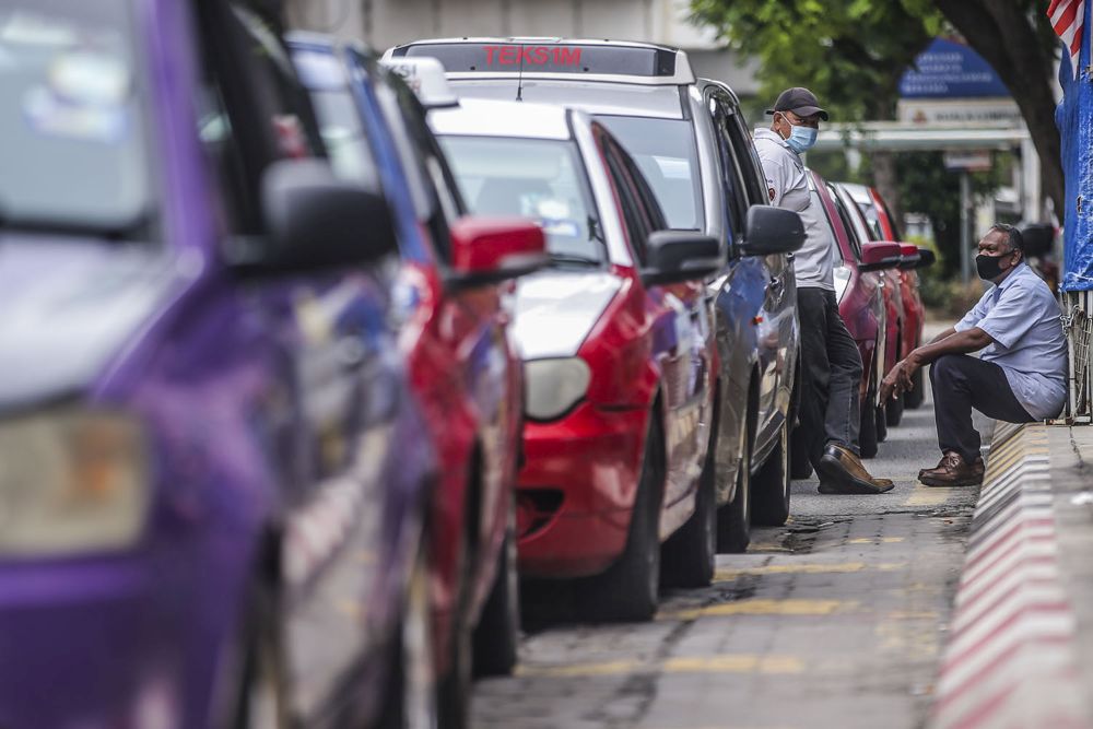Taxi drivers wait to pick up customers in Chow Kit, Kuala Lumpur November 3, 2020. u00e2u20acu201d Picture by Hari Anggara
