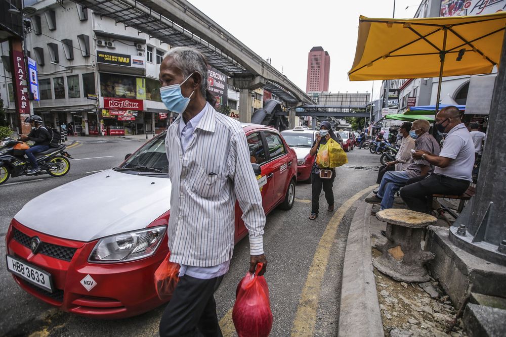 Taxi drivers wait to pick up customers in Chow Kit, Kuala Lumpur November 3, 2020. u00e2u20acu201d Picture by Hari Anggara