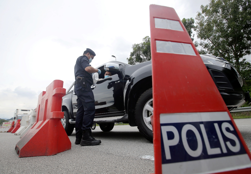 Police conduct road blocks at the Jepalang Toll in Perak as the conditional movement control order (CMCO) is reimposed following the spike in Covid-19 cases, November 9, 2020. u00e2u20acu201d Picture by Farhan Najib