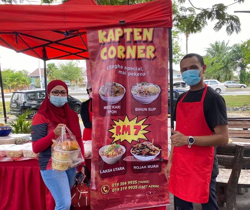 Azrin said that his customers have loved the food so far. ― Picture via Facebook/Latun Noralyani