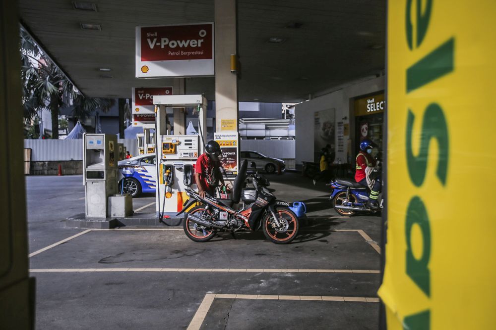 A man refuels his bike at a Shell petrol station in Chow Kit, Kuala Lumpur November 3, 2020. u00e2u20acu201d Picture by Hari Anggara