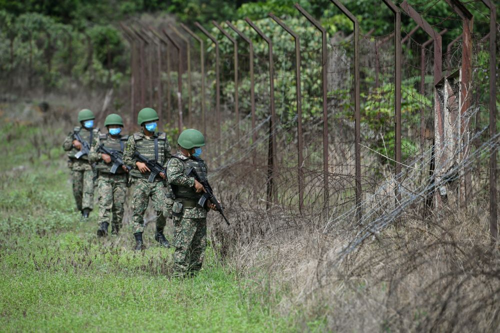 Angkatan Tentera Malaysia (ATM) memantau tembok sempadan di kawasan Op Pagar 2 di sempadan negara, 28 Nov 2020. u00e2u20acu201d Foto Bernama
