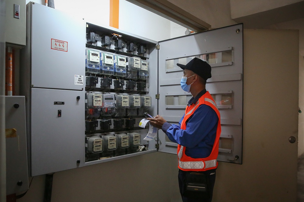 A Tenaga Nasional Berhad (TNB) personnel reading the electricity meter at a residential area in Shah Alam November 3, 2020. u00e2u20acu2022 Picture by Yusof Mat Isa