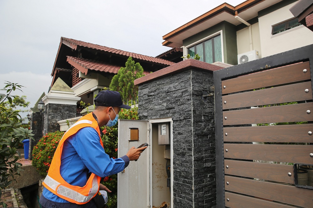A Tenaga Nasional Berhad (TNB) personnel reading the electricity meter at a residential area in Shah Alam November 3, 2020. u00e2u20acu2022 Picture by Yusof Mat Isa