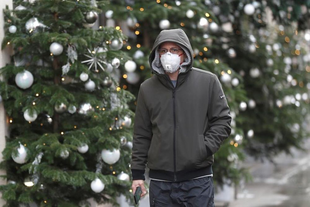 A man walks past Christmas decorations outside a store amid the coronavirus disease (Covid-19) outbreak in London, Britain, November 19, 2020. u00e2u20acu201d Reuters pic