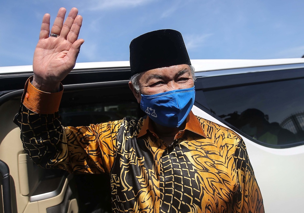 Umno President Datuk Seri Ahmad Zahid Hamidi waves as he leaves Istana Kinta in Ipoh December 6, 2020. u00e2u20acu201d Picture by Farhan Najib