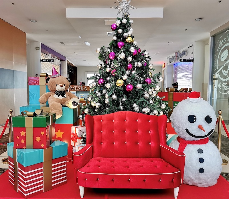 Come sit with me: Mesra Mall Terengganu’s resident snowman is ready to receive guests. — Picture courtesy of Mesra Mall Terengganu