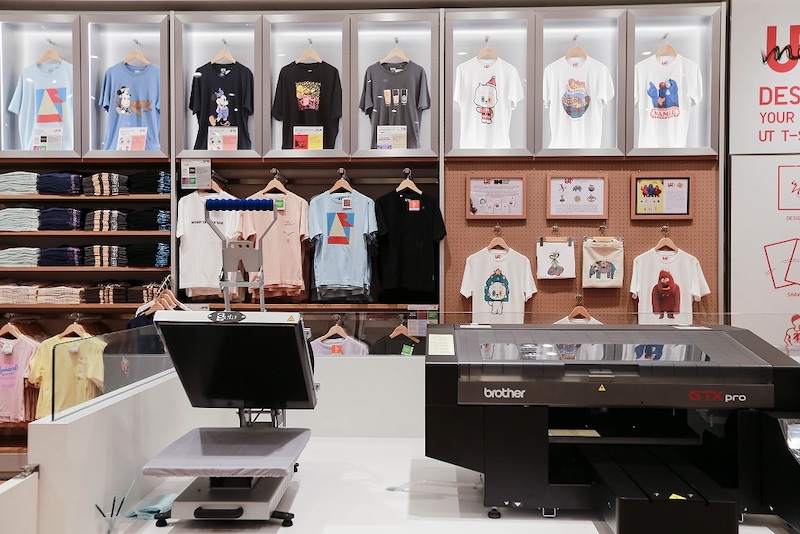 Customise your T-shirts and tote bags in 20 minutes. — Picture by Ahmad Zamzahuri