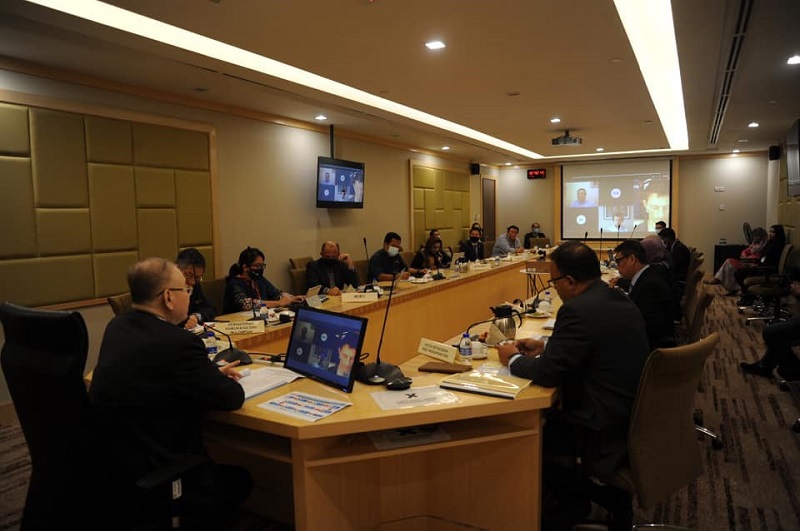 Last Wednesday, Wee had a dialogue session with Facebook, Google, Microsoft and MyIX to provide a clearer picture on the National Cabotage Policy at his office in Putrajaya. — Picture via Facebook/Wee Ka Siong