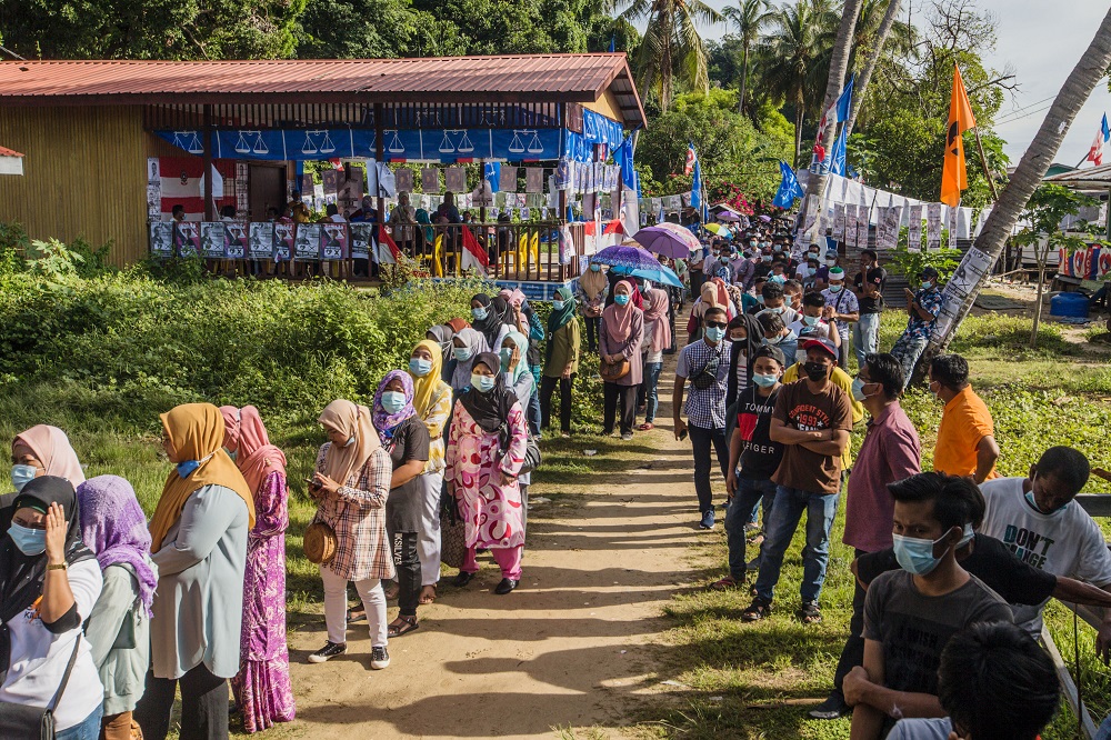 Sabahan wearing face masks line up at SK Pulau Gaya to cast their ballots on September 26, 2020. ― Picture by Firdaus Latif