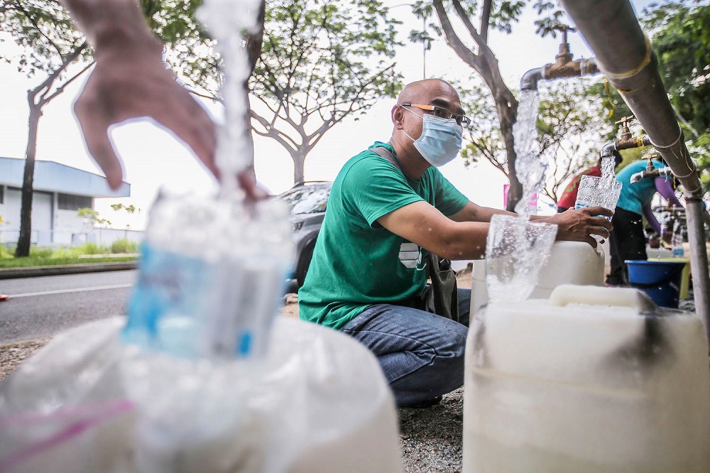 Over one million people across the Klang Valley faced numerous water cuts throughout the month due to the pollution of Sungai Selangor. ― Picture by Hari Anggara