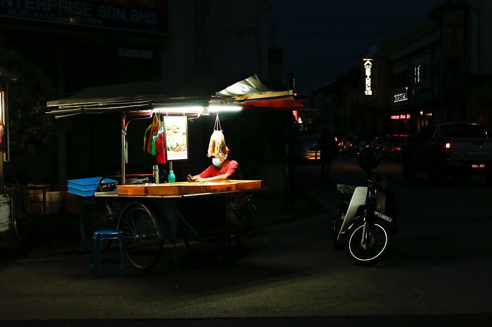 A food stall operator waits for customers at Kimberly Street Hawker Centre during the conditional movement control order in George Town December 1, 2020. u00e2u20acu201d Picture by Sayuti Zainudin 