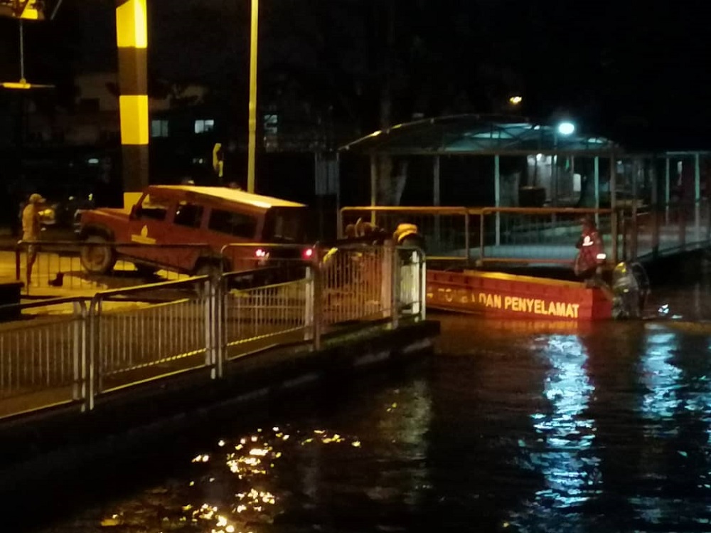 The car, with an unknown number of people inside, plunged into the river from this wharf in Bintulu last night. u00e2u20acu201d Picture courtesy of Sarawak Bomba