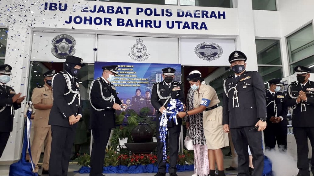 National Anti-Drug Agency (Nada) director-general Datuk Seri Zulkifli Abdullah (centre), accompanied by Johor deputy police chief Datuk Khaw Kok Chin (second left) and Johor Baru Utara district police chief Assistant Commissioner Rupiah Abd Wahid (left) o