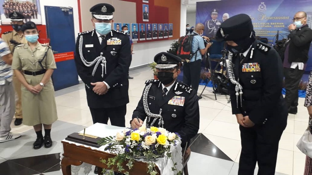 National Anti-Drug Agency director-general Datuk Seri Zulkifli Abdullah signs the guest book after officiating the Johor Baru North district police headquarters in Johor Baru December 1, 2020. u00e2u20acu201d Picture by Ben Tannn